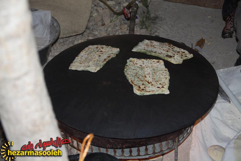 استقبال از مهمانان نوروزی با نان و دوغ محلی در باینگان
