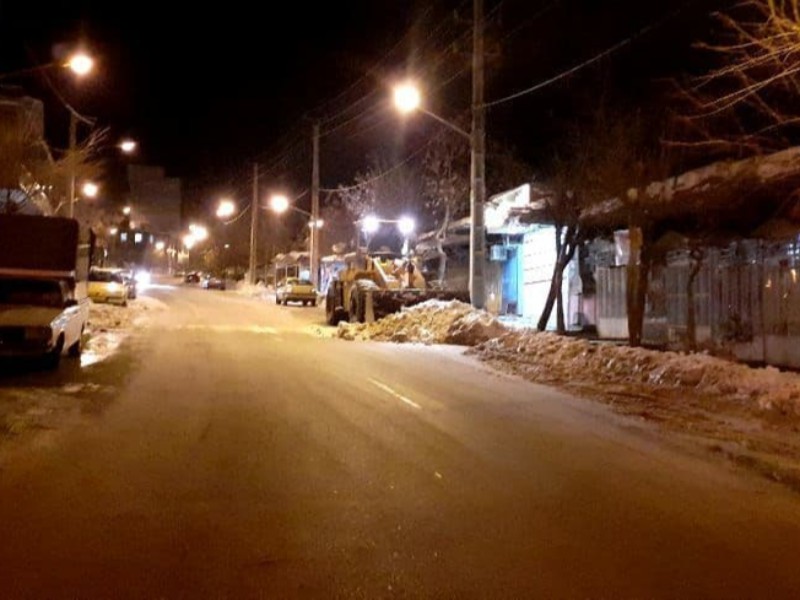 برف خیابان های شهر پاوه به خارج شهر حمل می شود
